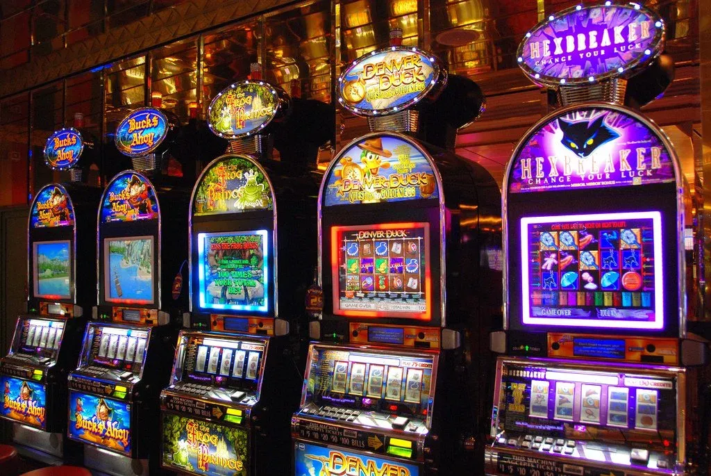 Mesa de casino en vivo con crupier